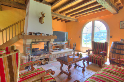 MAGNIFICENT COUNTRY HOUSE IN THE BASQUE COUNTRY + BREATHTAKING VIEWS OF THE PYRÉNÉES + IDEAL HOLIDAY HOME, B&B