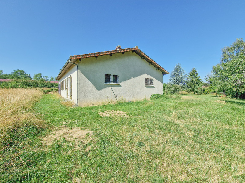 House for sale in ChampagneMouton Charente Village house with 5 rooms and 3 bedrooms