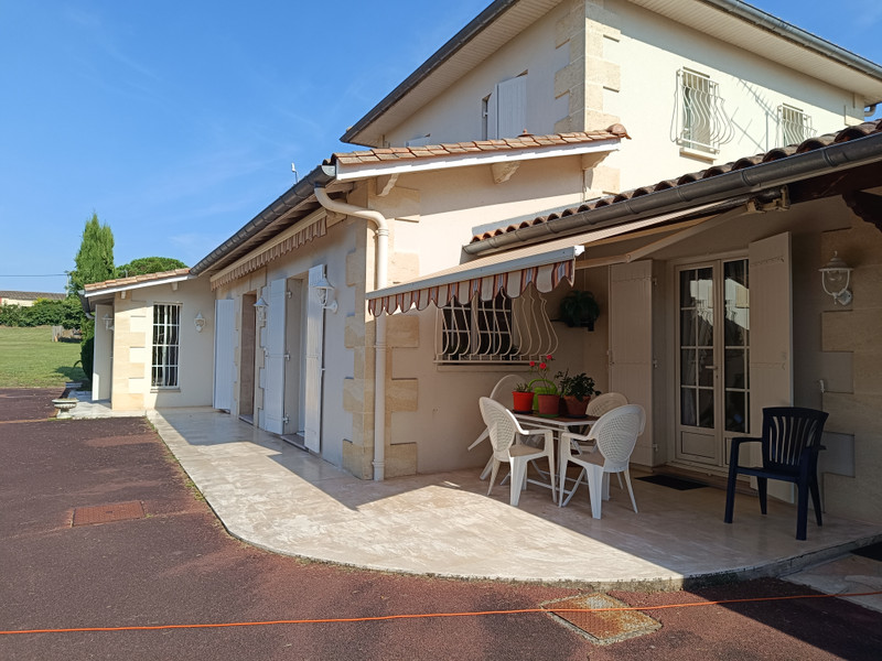 French property for sale in Guîtres, Gironde - €377,500 - photo 3