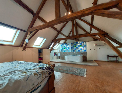 Superbe grange, 4 chambres avec salle de bains, deux autres cottages. Piscine couverte, terrain 11 956 m².