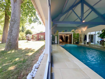 Maison contemporaine avec piscine intérieure et sauna.