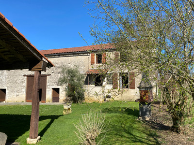 Maison à vendre à Beaulieu-sur-Sonnette, Charente, Poitou-Charentes, avec Leggett Immobilier
