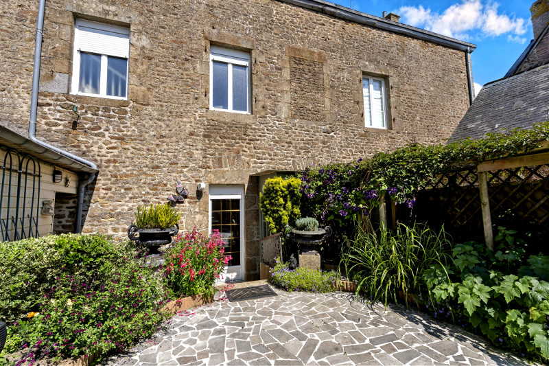 French property for sale in Saint-Denis-de-Gastines, Mayenne - €209,900 - photo 0
