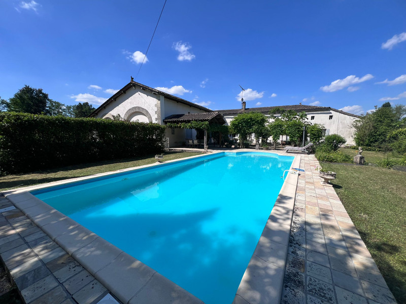 Maison à vendre à Orignolles, Charente-Maritime - 424.000 € - photo 1