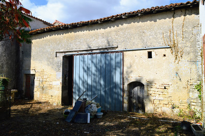 French property for sale in Aunac-sur-Charente, Charente - €36,600 - photo 2