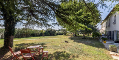 Country farmhouse with 355 m2 of living space, swimming pool and 2-bedroom gîte on over 4000 m2 of land