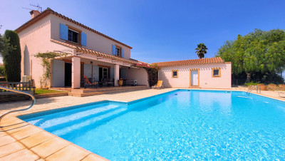 Exquisite 4-Bedroom Villa with Pool, Terrace, Garage, and Private Grounds – 15 Min to the Beach!