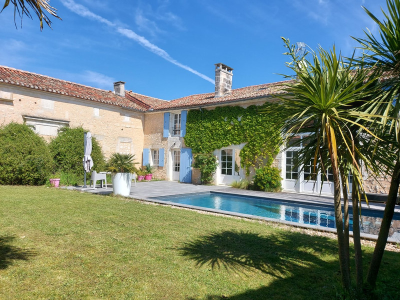 Maison à vendre à Roullet-Saint-Estèphe, Charente - 599 900 € - photo 1