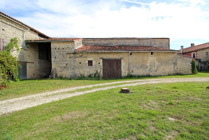 French property for sale in Fontaine-Chalendray, Charente-Maritime - €140,000 - photo 2