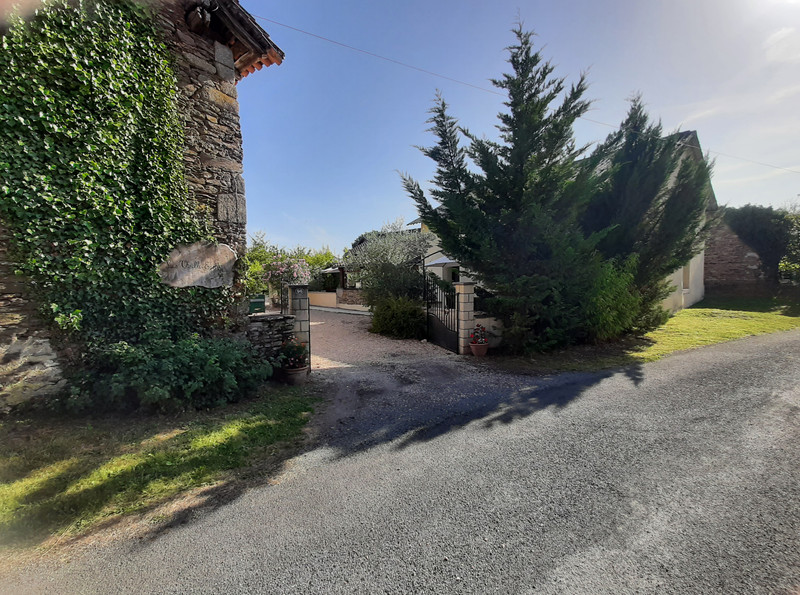 French property for sale in Saint-Saud-Lacoussière, Dordogne - €499,995 - photo 2