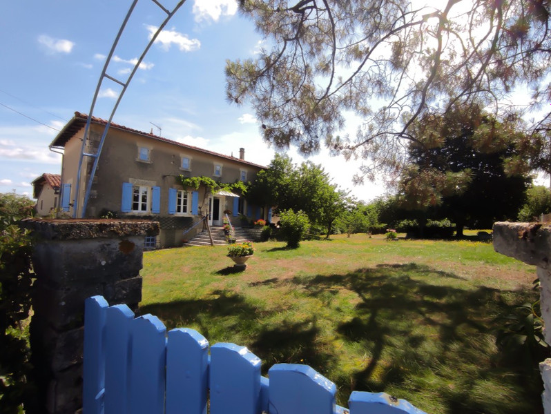House for sale in ChampagneMouton Charente Charming hamlet
