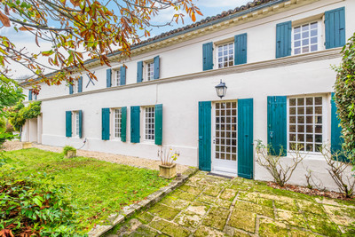 Stunning Charentaise house with 5 bedrooms, swimming pool and 1.8 ha of land. Close to the Gironde estuary.