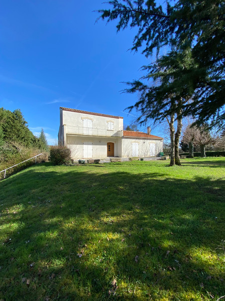 Maison à vendre à Confolens, Charente - 318 000 € - photo 1