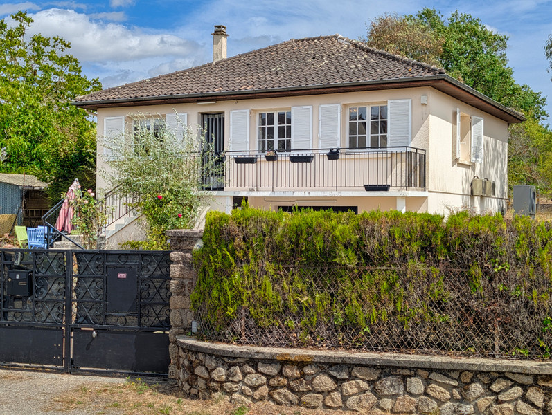 French property for sale in Saint-Sulpice-les-Feuilles, Haute-Vienne - €147,150 - photo 0