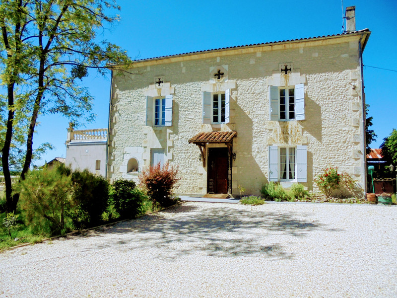 Maison à vendre à Saint-Séverin, Charente - 477 000 € - photo 1