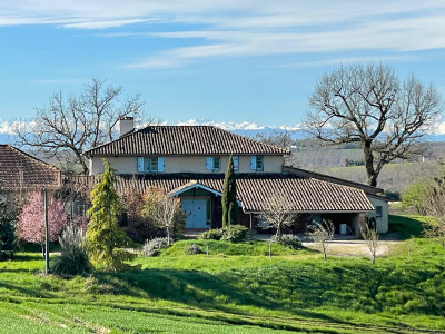 1H from Toulouse, renovated mansion house with indoor pool on 2 HA of land with open views on the Pyrenees