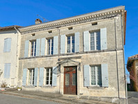 Maison à vendre à Aubeterre-sur-Dronne, Charente - 285.000 € - photo 1