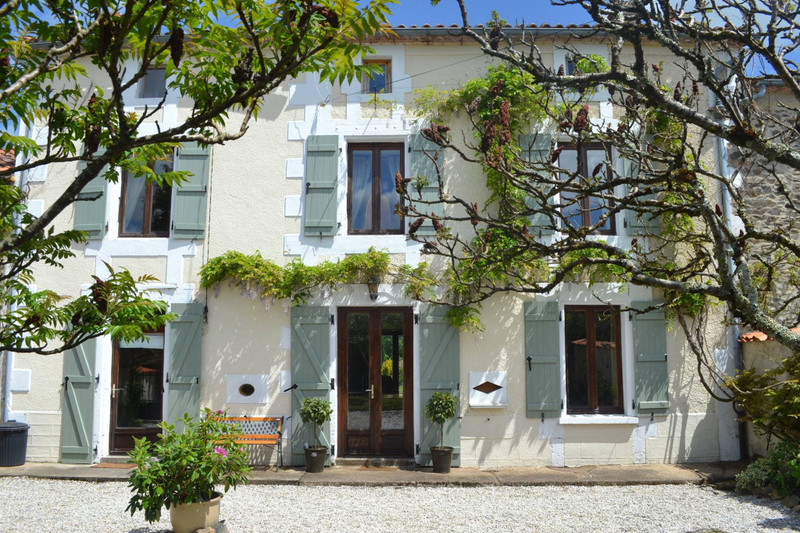 Maison à vendre à Montembœuf, Charente - 583.000 € - photo 1