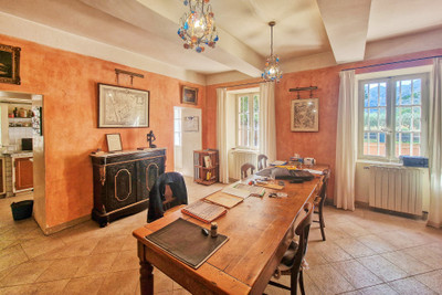 In the heart of the Luberon - Splendid spacious bastide with outbuildings and exceptional views of the mountai