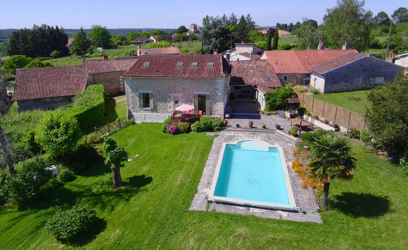 Maison à vendre à Chalais, Charente - 344.650 € - photo 1