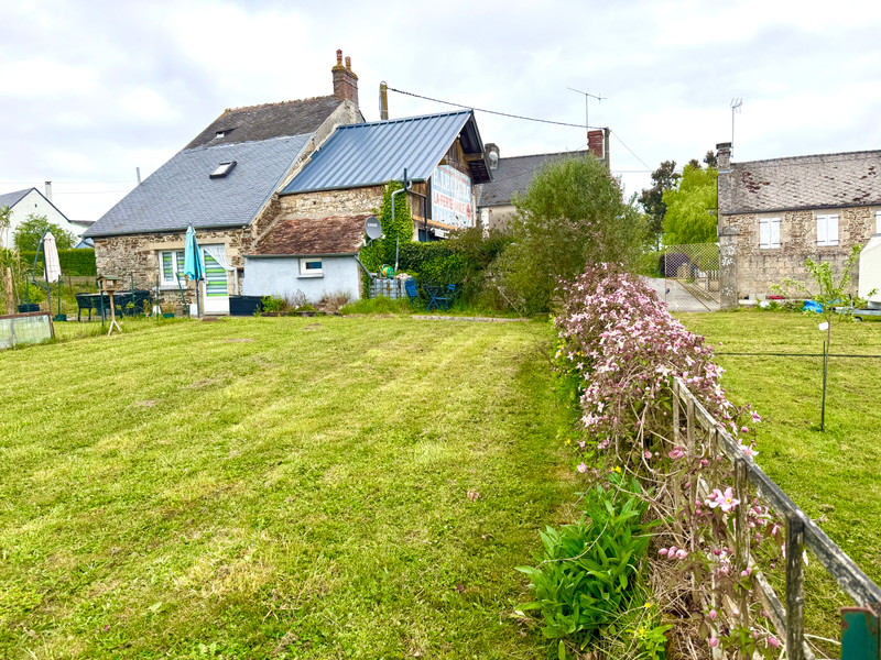 French property for sale in Neuilly-le-Vendin, Mayenne - €65,000 - photo 1