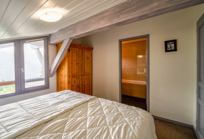 Un joli chalet indépendant de 10 chambres (7+3) avec jacuzzi et des vues superbes à La Tania, Courchevel.