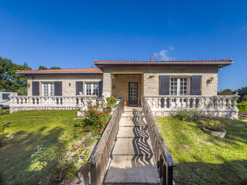 French property for sale in Saint-Genis-d'Hiersac, Charente - €240,000 - photo 1