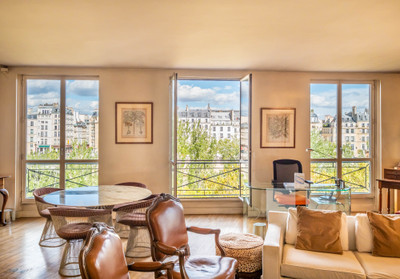 Paris 75005 – Left Bank, Quai de la Tournelle. 101sqm (Loi Carrez), Prestigious address with view on Notre Dame Cathedral and the River Seine for this 2 bedrooms apartment, double exposure, luminous, 4th  floor of a freestone modern building.One apartment per level with direct lift access.