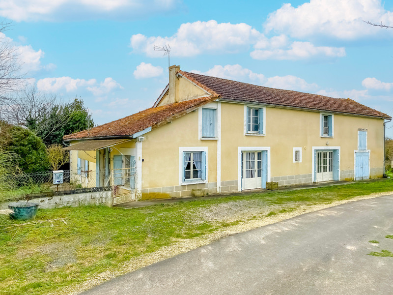 Maison à vendre à Touvérac, Charente - 152 600 € - photo 1