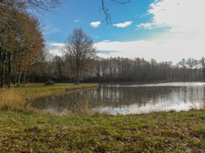 Lacs à vendre à Saint-Paul-la-Roche, Dordogne, Aquitaine, avec Leggett Immobilier