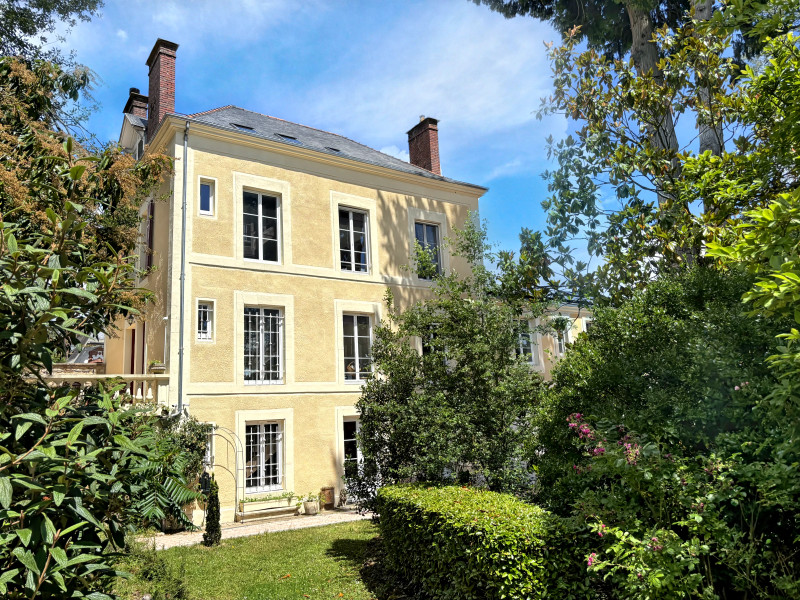 Propriété à vendre à Mamers, Sarthe - 420 000 €