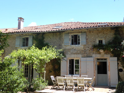 Maison à vendre à Suaux, Charente, Poitou-Charentes, avec Leggett Immobilier