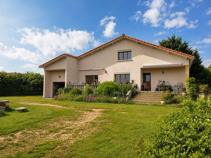 French property for sale in Quinssaines, Allier - €237,500 - photo 0