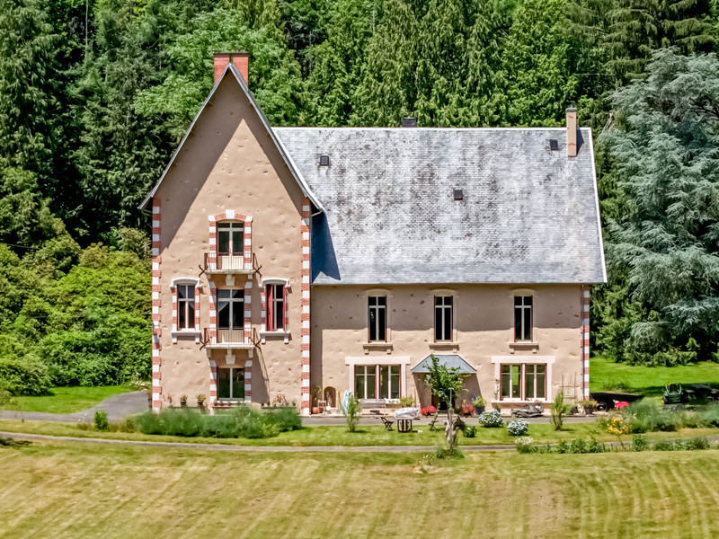 Propriété à vendre à Condat-sur-Ganaveix, Corrèze - 649 990 €
