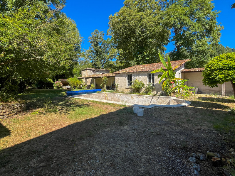 French property for sale in Coteaux-du-Blanzacais, Charente - €199,900 - photo 1