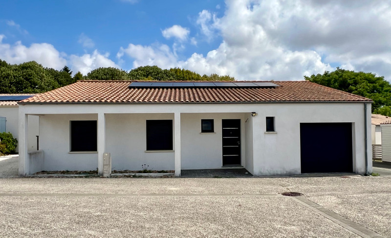 French property for sale in Arces, Charente-Maritime - €280,000 - photo 0