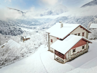 Chalet de montagne de 6 chambres avec une vue fantastique. Idéalement situé pour les sports d’hiver.