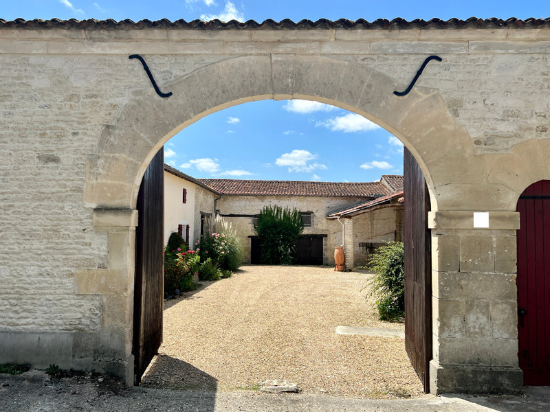 Maison à vendre à Brie-sous-Matha, Charente-Maritime - 350 000 € - photo 1
