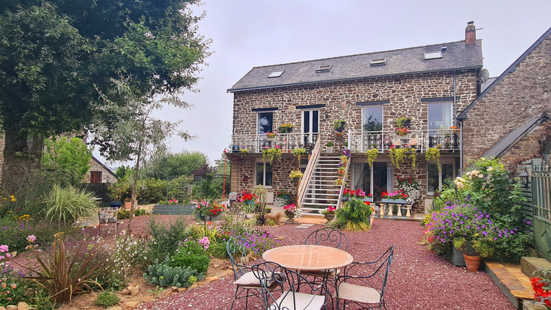 French property for sale in Couesmes-Vaucé, Mayenne - €199,500 - photo 0