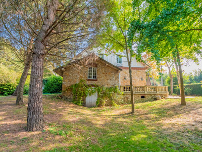 Propriété historique rénovée sur île privée, 500m² / 6 chambres. Terrain 2600m². Accès La Défense et St Lazare