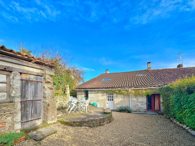 Maison à vendre à Bonnes, Charente, Poitou-Charentes, avec Leggett Immobilier