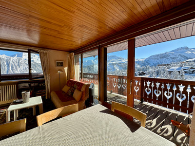 2 bedroom apartment by the piste in Courchevel 1850, 3 valleys with breath taking views and prime location