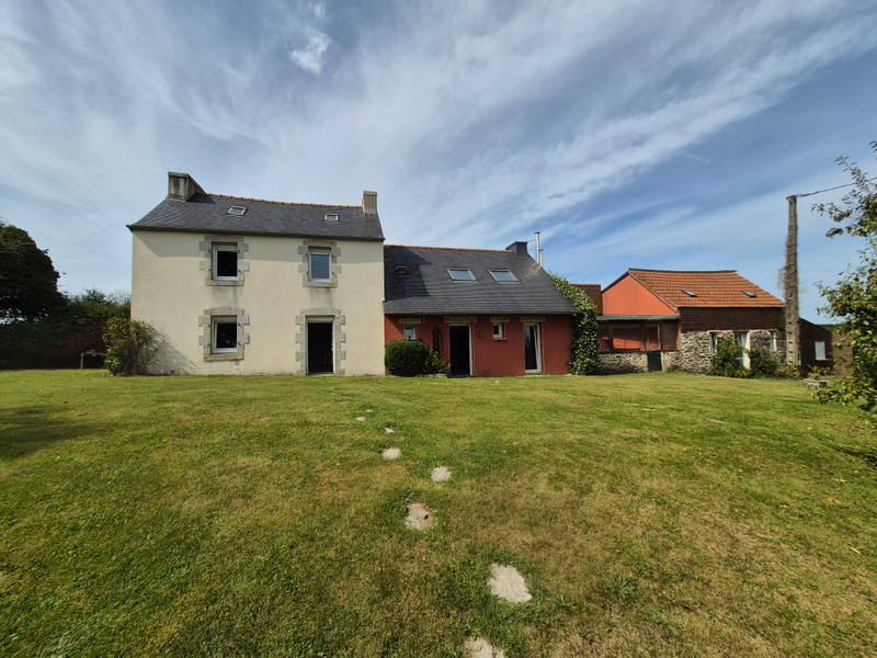 French property for sale in Plougourvest, Finistère - €410,000 - photo 1