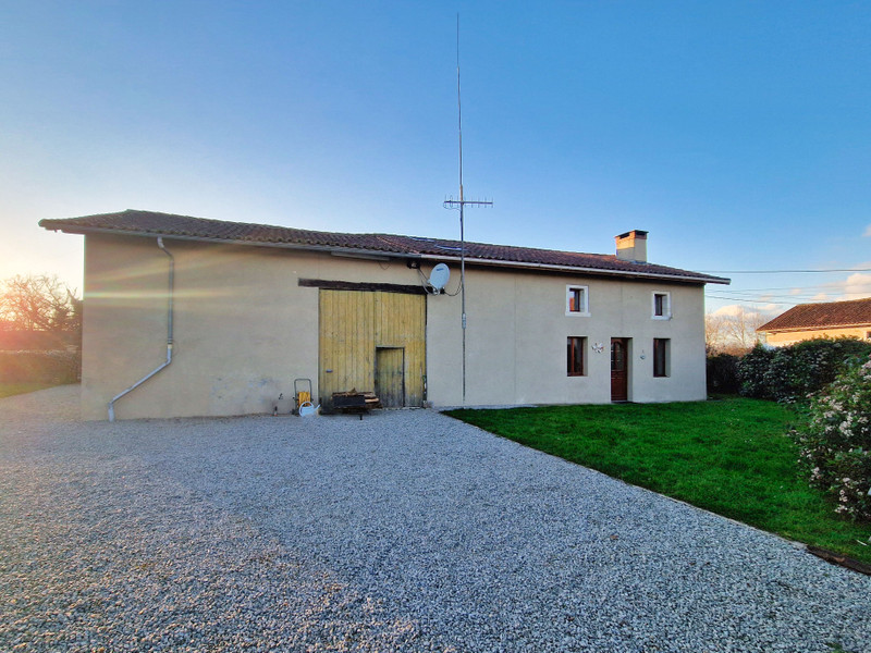 Maison à vendre à Manot, Charente - 235.400 € - photo 1