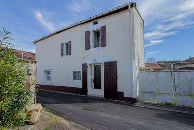 Maison à vendre à Saint-Amant-de-Boixe, Charente, Poitou-Charentes, avec Leggett Immobilier