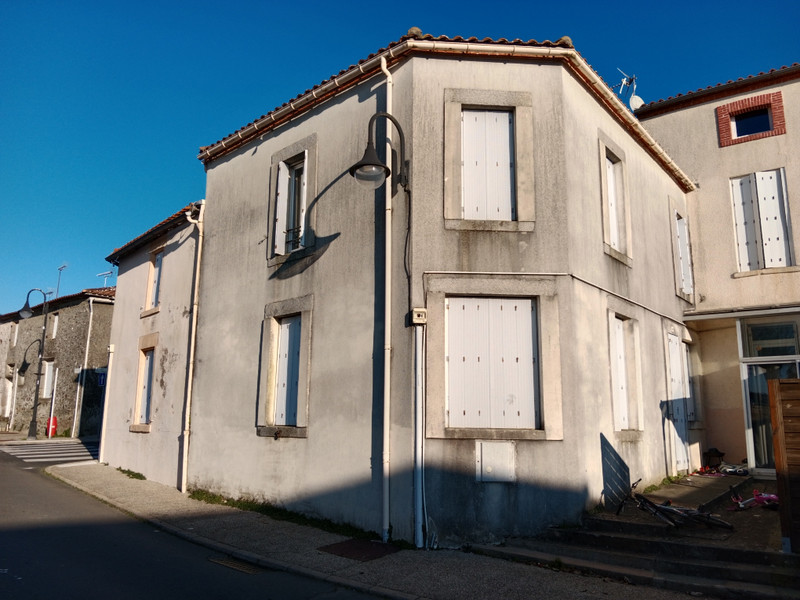 Immeuble à vendre à La Meilleraie-Tillay, Vendée - 162 000 € - photo 1