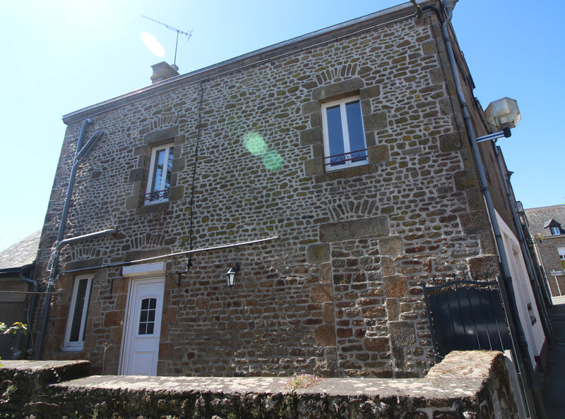 House for sale in SaintDenisdeGastines Mayenne Large house on 3