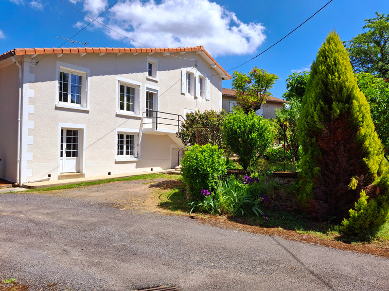 Propriété à vendre à Terres-de-Haute-Charente, Charente - 135 000 €
