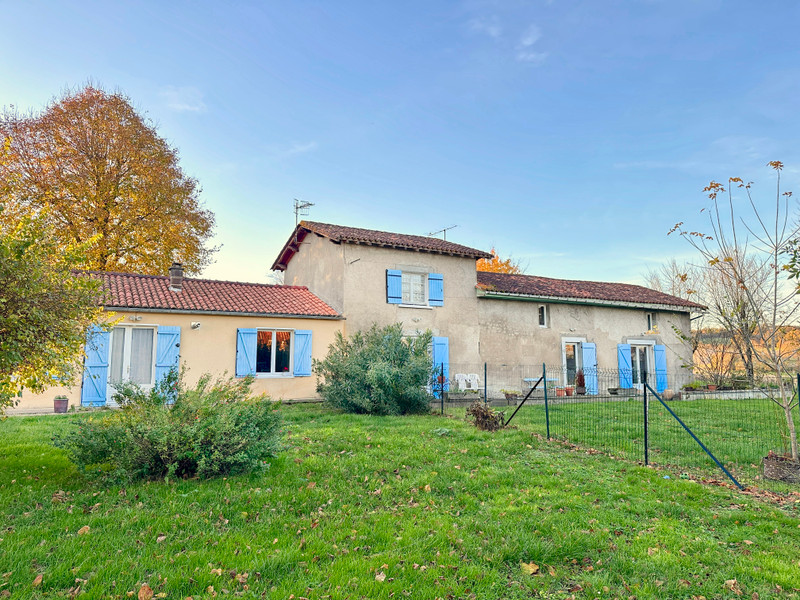 Maison à vendre à Aubeterre-sur-Dronne, Charente - 225.000 € - photo 1