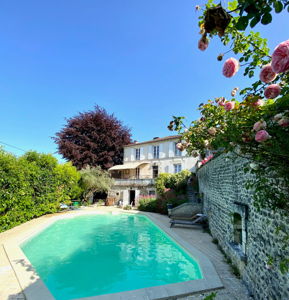 Maison à vendre à Montmoreau, Charente - 371 000 € - photo 1